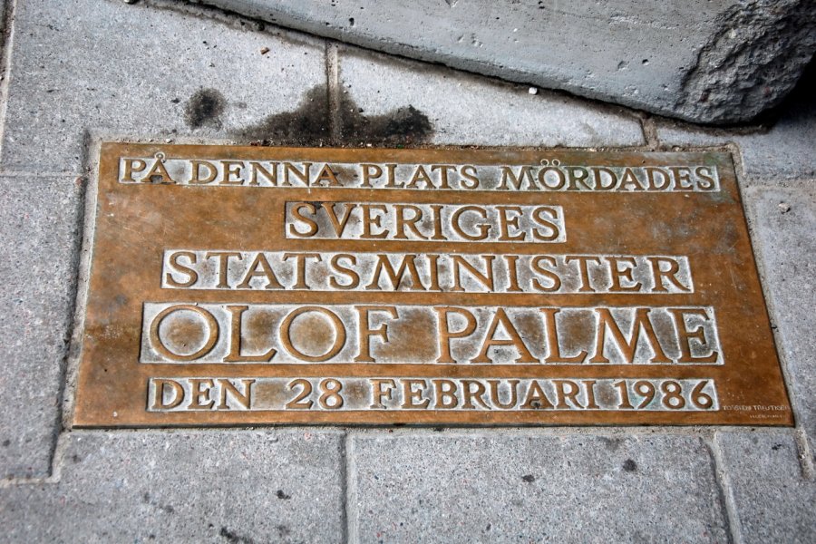 Plaque dédiée à Olof Palme, sur le lieu du crime. Lisa-Lisa - Shutterstock.com