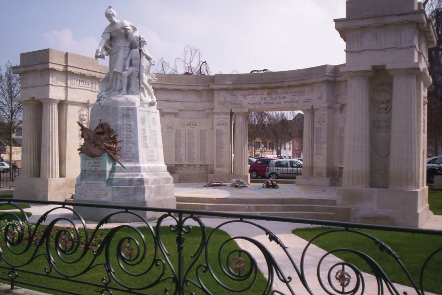 La Place des Héros restaurée Josiane Maxel