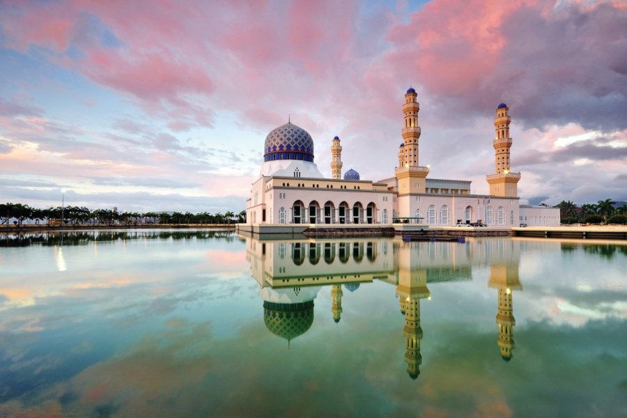 Vue générale de la mosquée de la ville de Kota Kinabalu. Cn0ra - iStockphoto