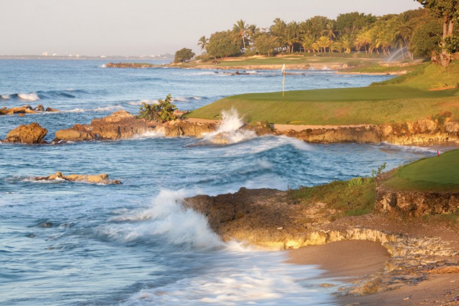 Parcours de golf au bord de l'océan. ImagineGolf - iStockphoto.com