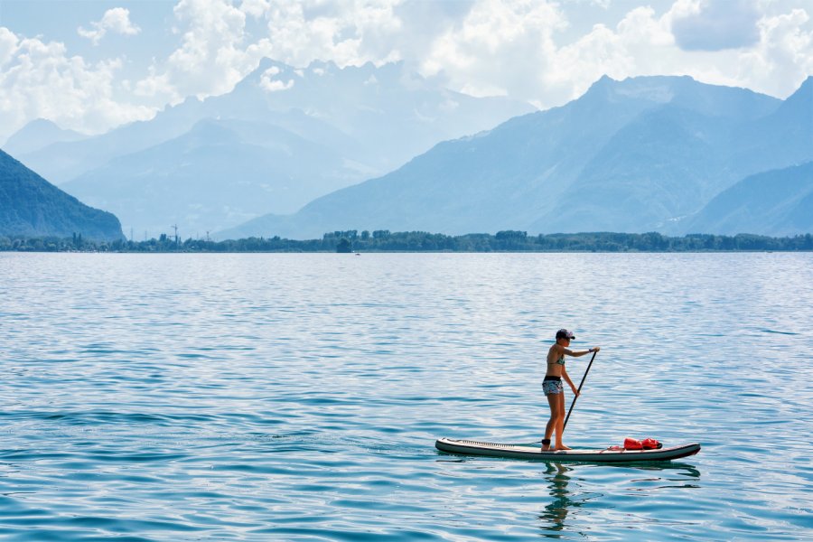 Paddle sur le lac Leman, près de Montreux. (© Roman Babakin - Shutterstock.com))