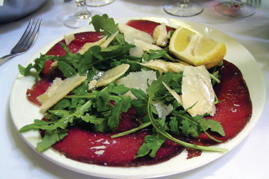 Plat de carpaccio au parmesan et à la roquette. Stéphan SZEREMETA