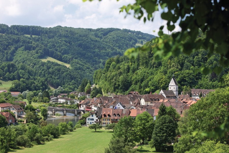 Vue générale de Saint-Ursanne. Jura Tourisme