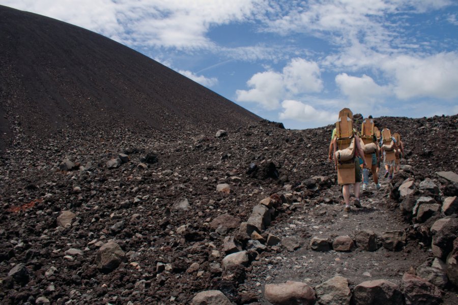 Un groupe de touristes gravissent le volcan Cerro Negro. RyanFaas - iStockphoto