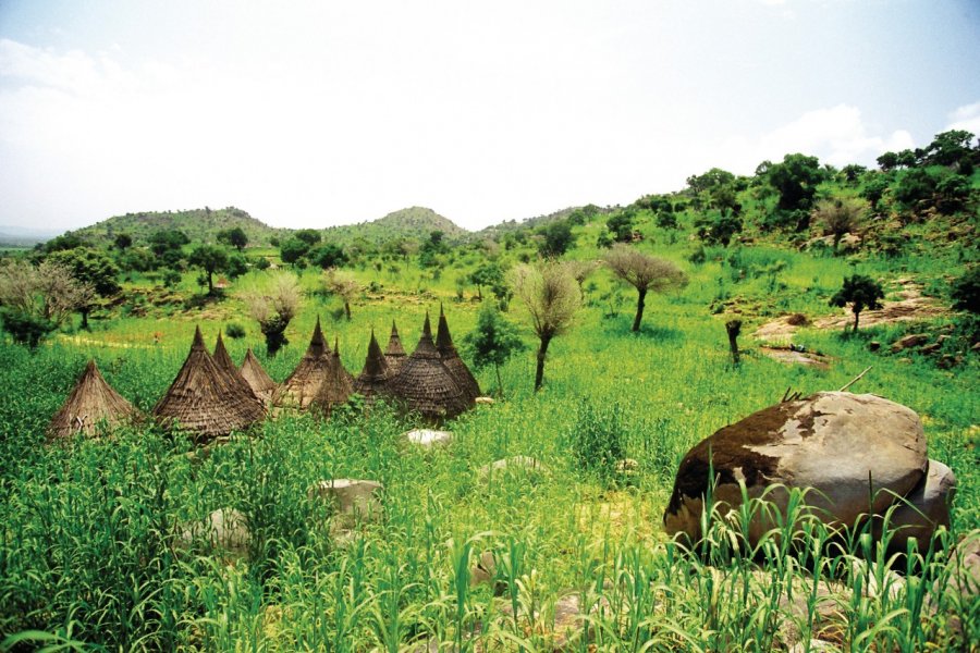 La vallée cultivée (mil, maïs) et la réserve d'eau du col de Koza. Sébastien CAILLEUX