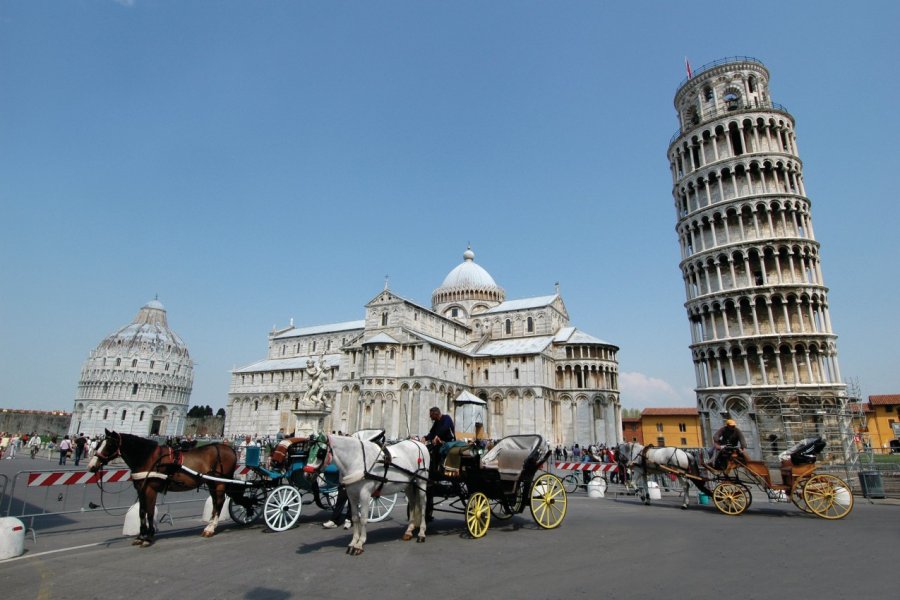 Calèches devant le Duomo et la tour de Pise. Picsofitalia.com