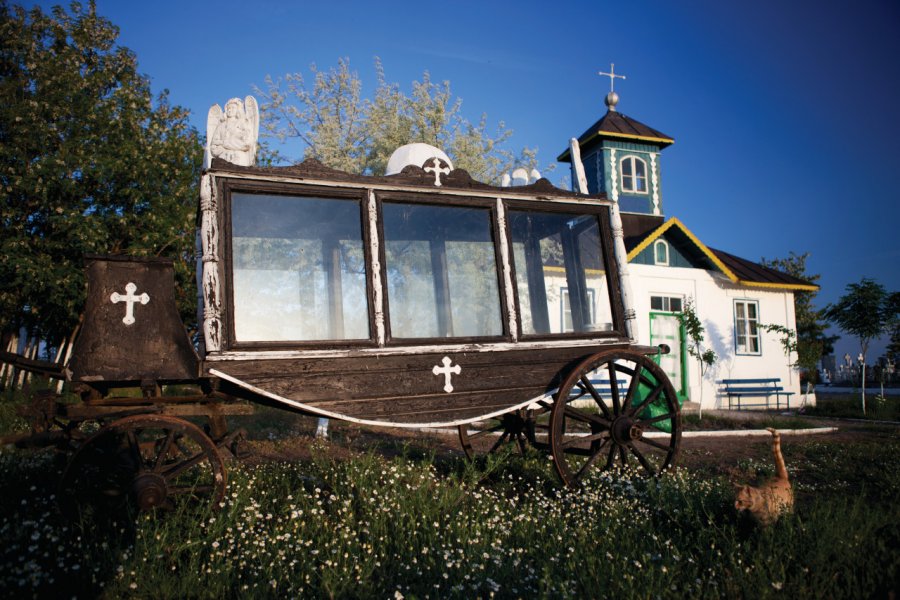 Un ancien corbillard devant la chapelle jorgriommi