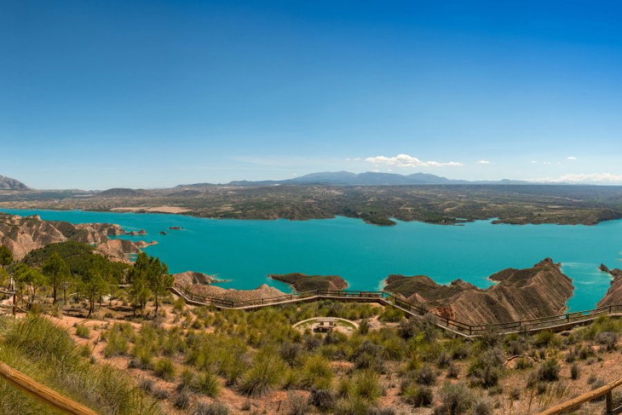 Lac Negratin, parc naturel de la Sierra de Baza. Fotomicar - Shutterstock.com