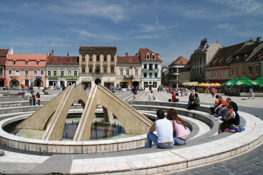 Piata Sfatului est un lieu de rendez-vous pour la population de Braşov. Stéphan SZEREMETA