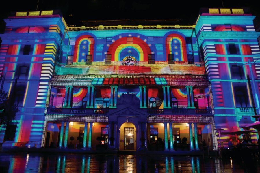 Customs House parée de lumière lors du Vivid Sydney Festival. (© Kokkai - iStockphoto))