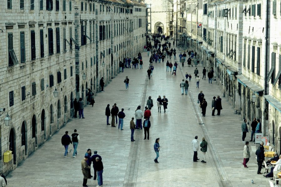 Le Stradun, la grande rue de la vielle ville de Dubrovnik, animée jour et nuit. (© Erwan Le Prunnec - Iconotec))