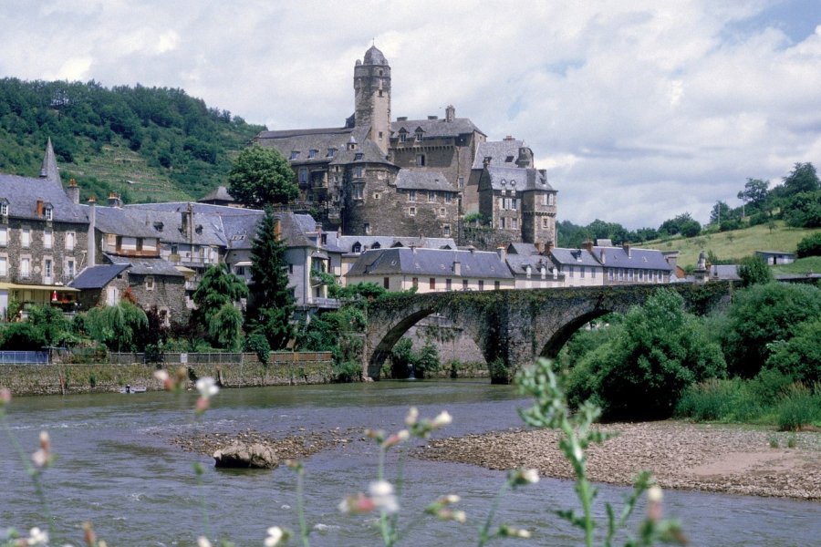 Le village d'Estaing, au bord du Lot PHOVOIR