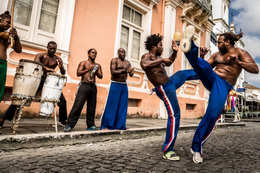 Musiciens et danseurs de Capoiera dans les rues de Salvador. Filipe Frazao - Shutterstock.com