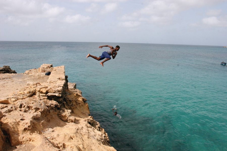 Jeunes adolescents sur les rochers de Vila do Maio. Charline REDIN