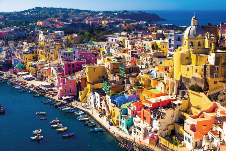Maisons colorées de l'île de Procida, dans le golfe de Naples. zodebala