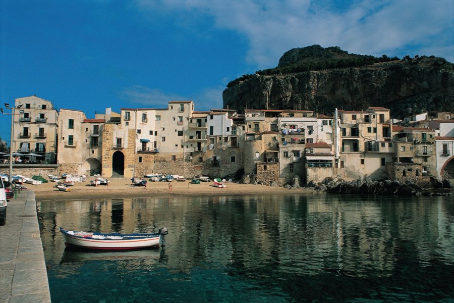 Le vieux port de Cefalù. Apollon - Iconotec