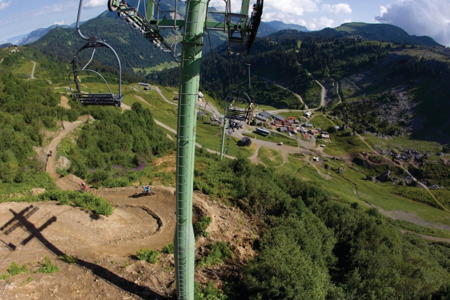 VTT dans la station de Châtel, en Haute-Savoie. GibsonPictures - iStockphoto.com