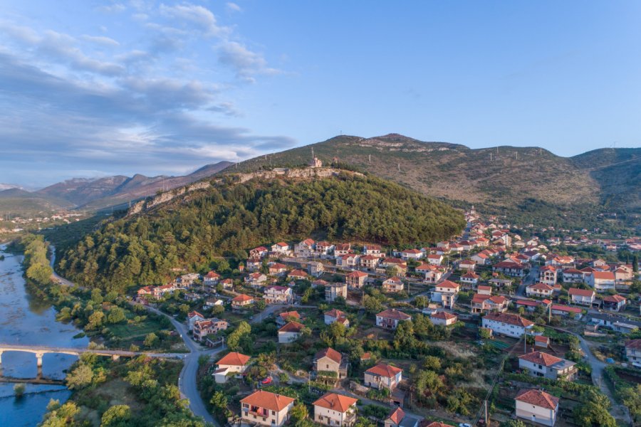 Vue sur la ville de Trebinje et la colline de Crkvina. alexkazachok / Adobe Stock