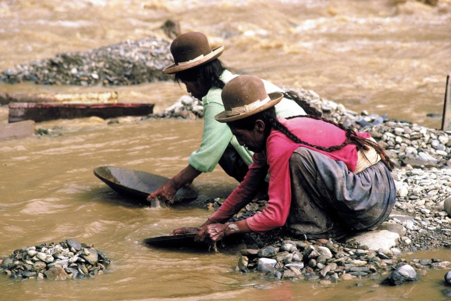 Chercheuses d'or du rio Tipuani, vallée des Yungas. Thierry Lauzun - Iconotec