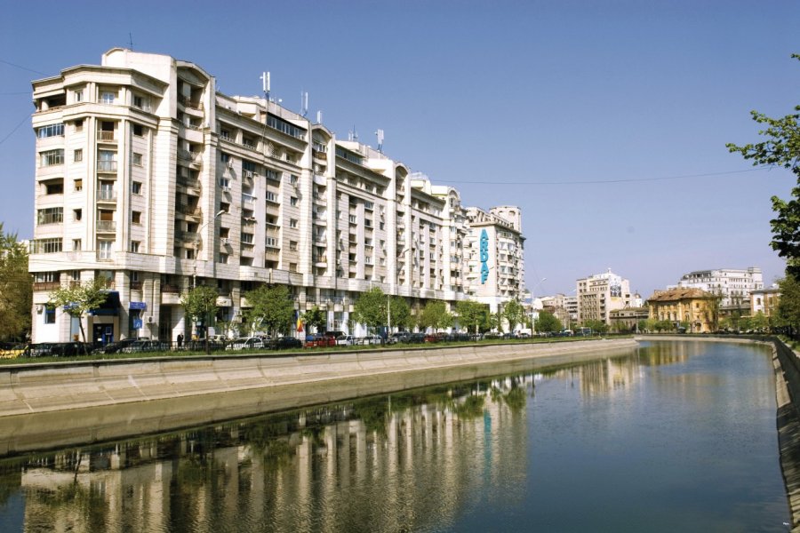 Immeubles bordant la rivière Dâmboviţa. Alamer - Iconotec