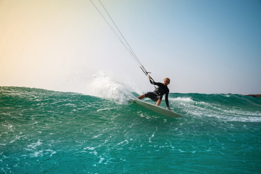 Kitesurf dans les vagues de l'Océan Atlantique, Fuerteventura. simone tognon - iStockphoto.com