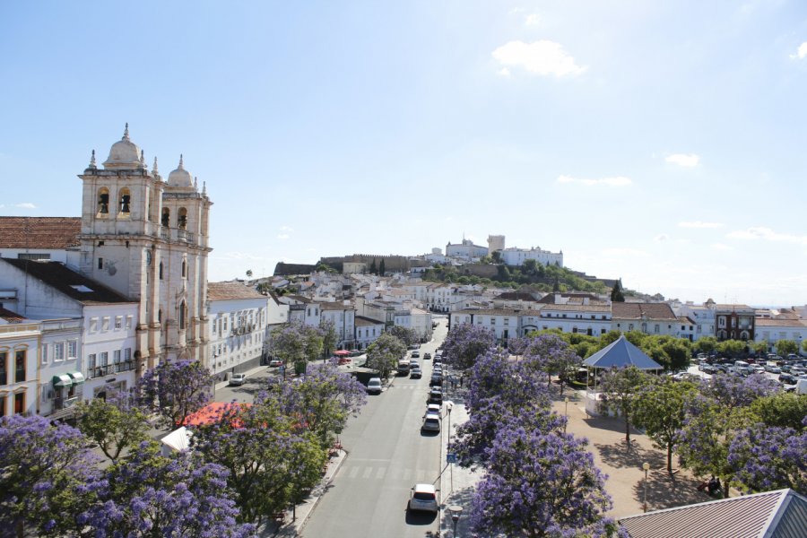 La ville d'Estremoz. Bureau de Promotion Touristique de l'Alentejo