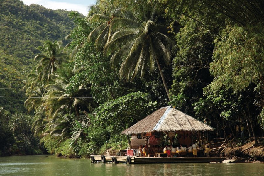 Musiciens et danseurs traditionnelles sur la rivière Loboc à Bohol. Arnaud Bonnefoy