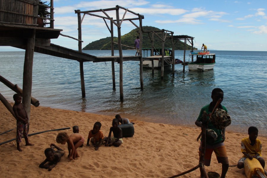 Enfants jouant sur la plage de Cape Maclear. Abdesslam BENZITOUNI