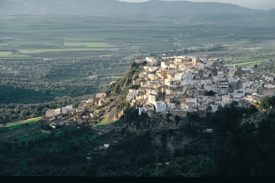 Vue aérienne de Moulay Idriss et le massif du Zerhoun. Atamu RAHI - Iconotec