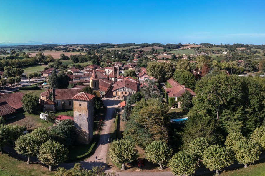 Le village médiéval de Tillac. Martin Graille Drone - stock.adobe.com