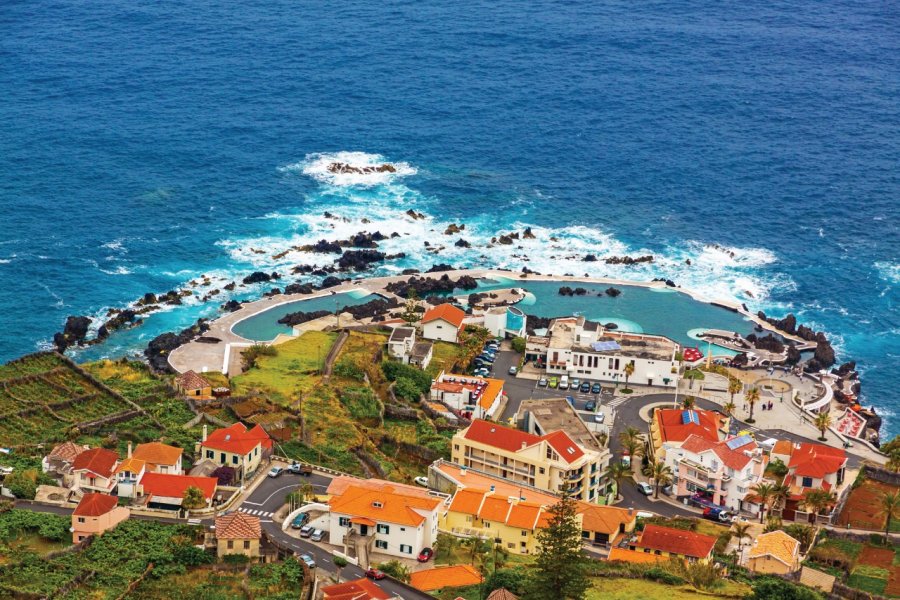 Vue sur Porto Moniz et ses piscines naturelles. Aldorado10 - iStockphoto