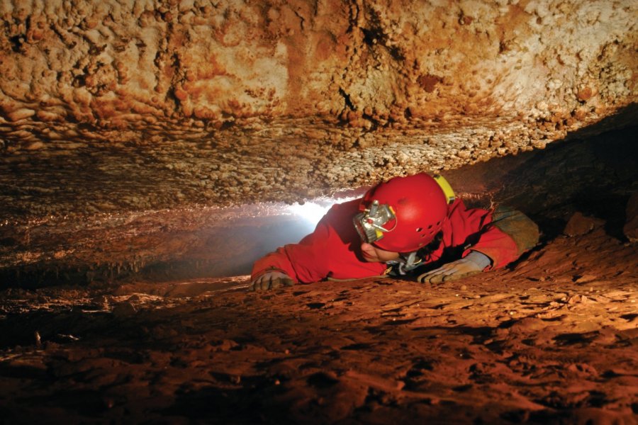 Les nombreuses grottes en Bulgarie permettent de pratiquer la spéléologie. salajean - iStockphoto.com