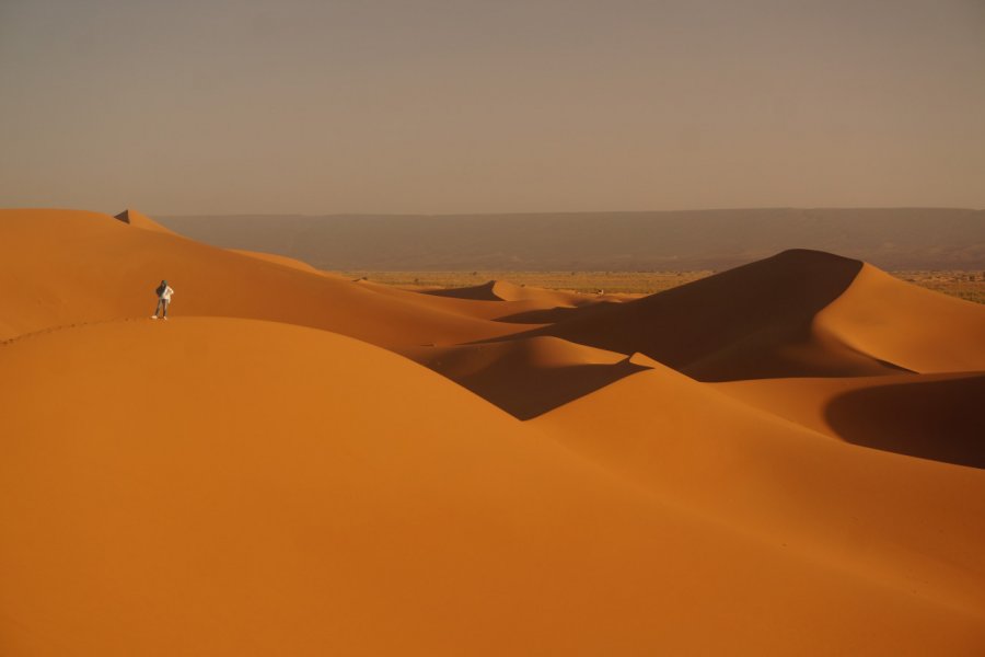 Balade dans les dunes de Chegaga, on se sent tout petit dans le désert. Elisa Vallon