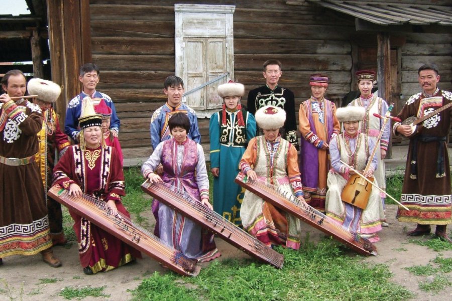 Groupe de bouriates en costumes traditionnels Stéphan SZEREMETA