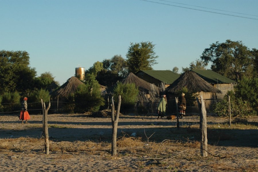 Cases traditionnelles du village d'Etsha 6. Marie Gousseff / Julien Marchais