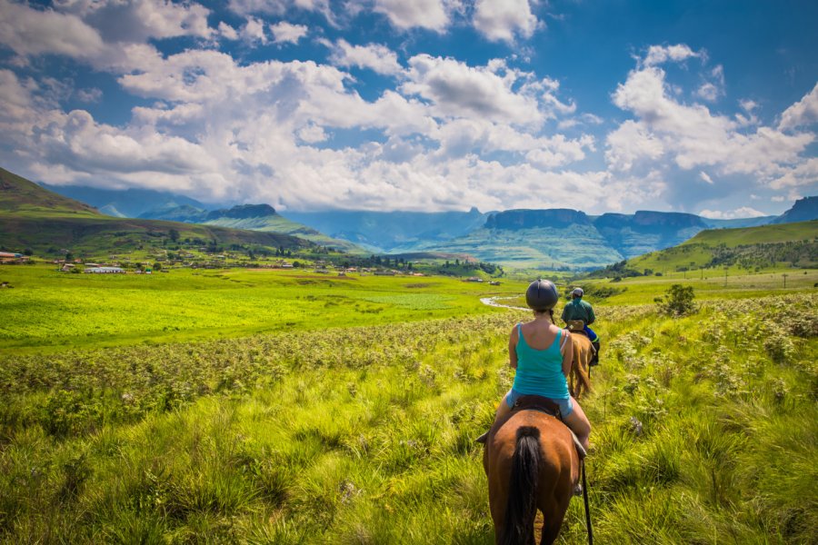 Randonnée équestre dans le Royal Natal national park. Diriye Amey - Shutterstock.com