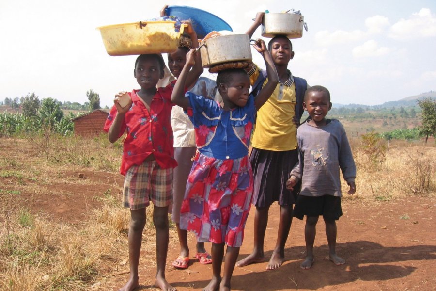Enfants de retour de la fontaine d'eau, Rusi (Karuzi). Jean-Paul LABOURDETTE