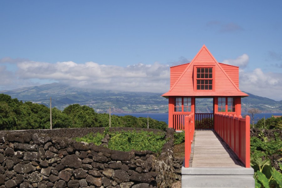 Kiosque rouge au musée du vin, Île de Pico. darkSideOfPink - iStockphoto.com