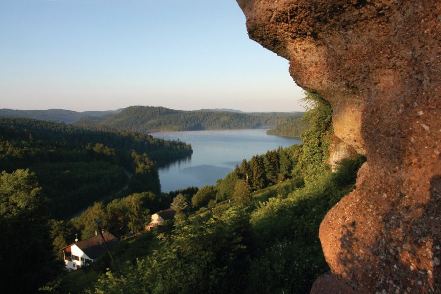 Les eaux bleues du lac de Pierre-Percée Olivier FRIMAT