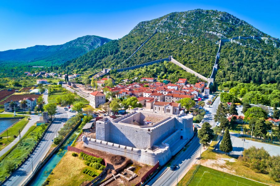 Muraille de Ston. xbrchx - shutterstock.com
