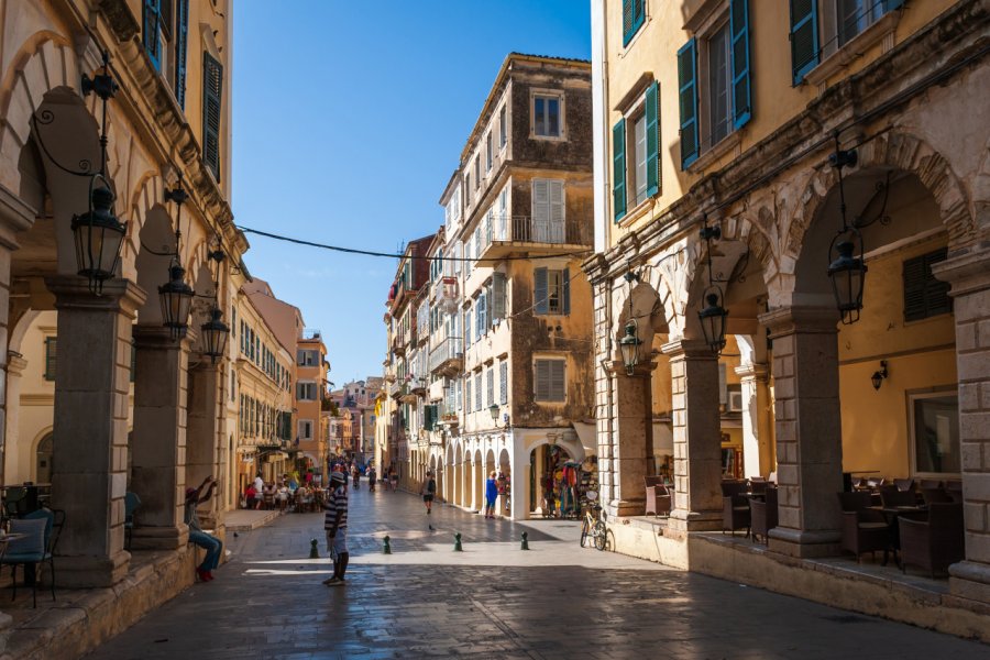 Balade dans les rues de Corfou Chora. Marso - Shutterstock.com