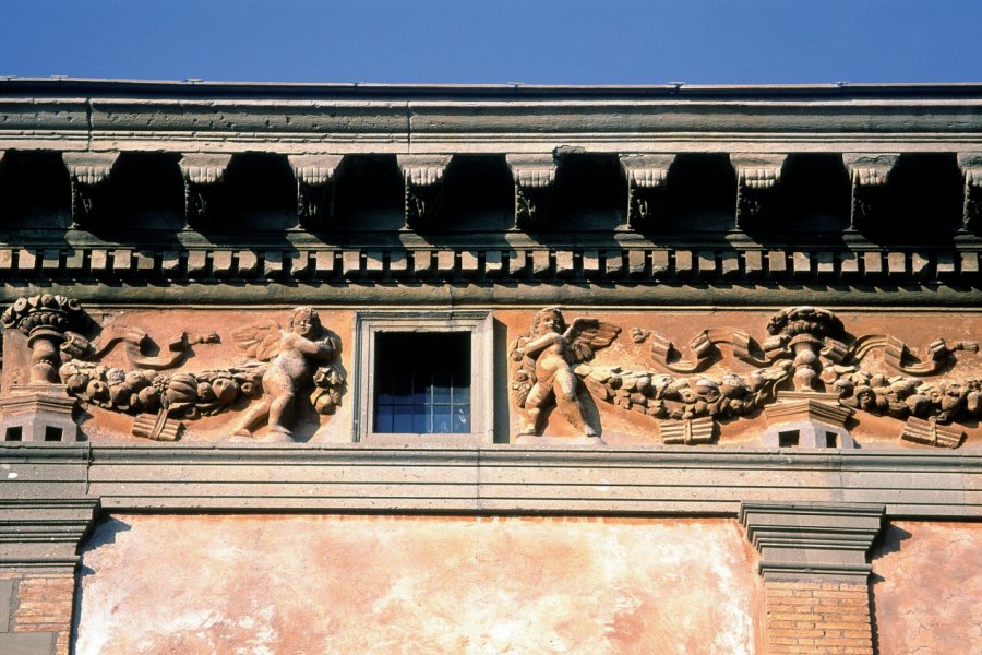 Frise sur le mur d'un palais. Alfredo VENTURI - Iconotec