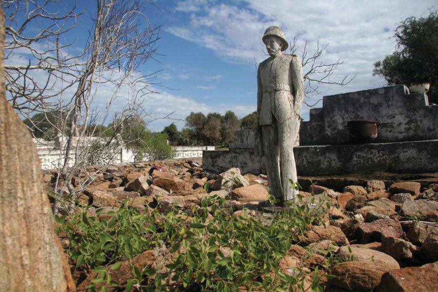 Tombeaux antandroy, près de Tsihombe Arnaud BONNEFOY