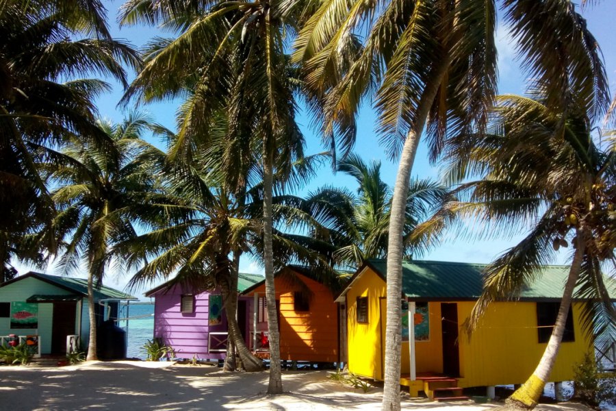 Petites cabanes sur pilotis au bord de la lagune de Tobacco Caye. Aurélien LEMOINE