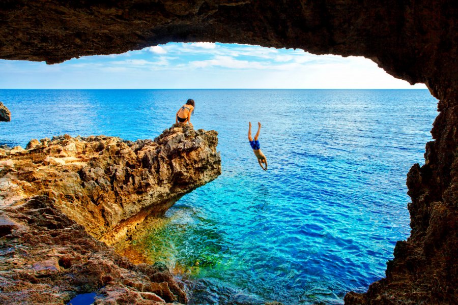 Baignade vers Cap Greko. Vladimir Sazonov / Shutterstock.com