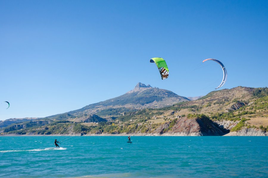 Kitesurf sur le lac de Serre-Ponçon. VALERIO R.N. - stock.adobe.com