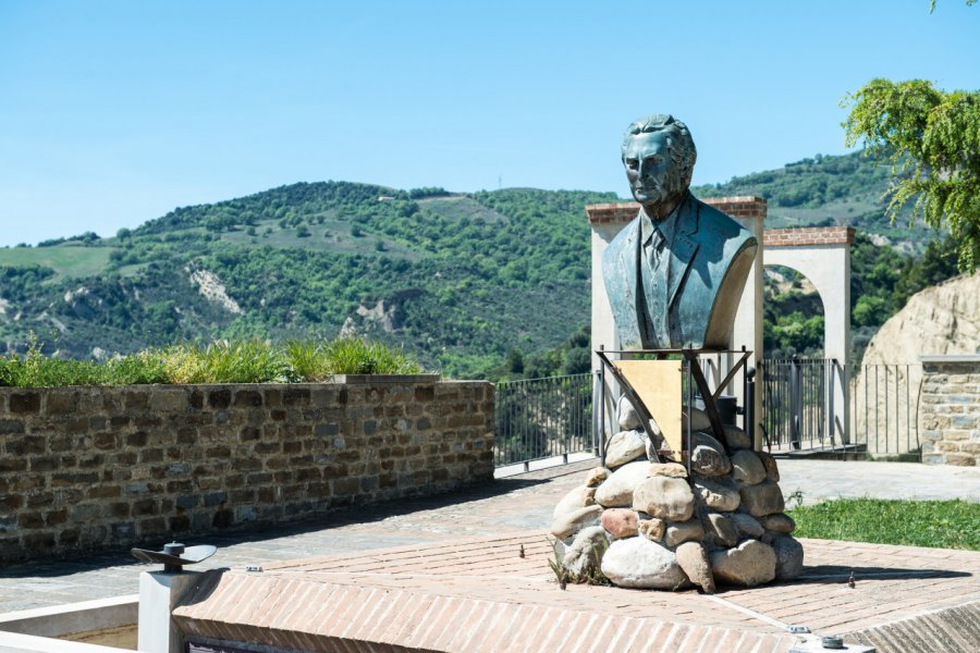 Buste de Carlo Levi à Aliano. Massimiliano Marino - Shutterstock.com