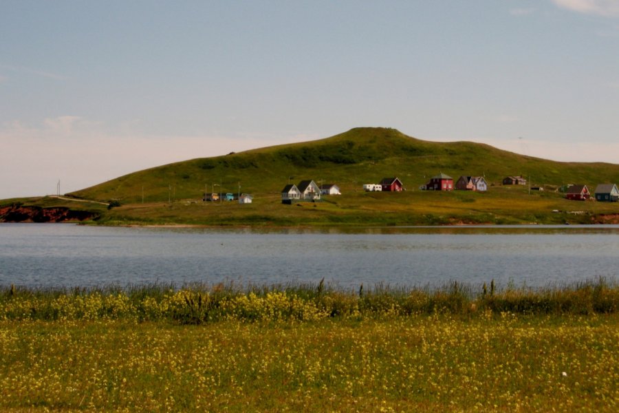 Jolies maisons colorées sur l'Île du Havre aux Maisons, Îles de la Madeleine. Valérie FORTIER