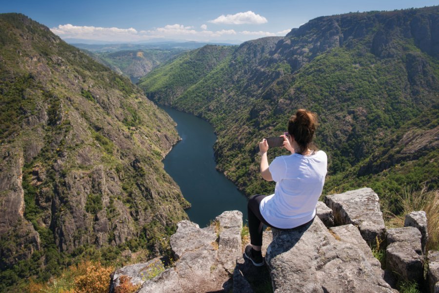 Randonnée avec vue sur les gorges du Sil. Fernando Saco - iStockphoto.com