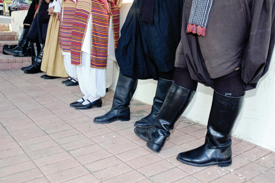 Costume traditionnel de danseur. Tom Pepeira- Iconotec